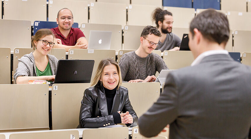 Images showing a lecture room with people. Copyright b: der knopfdruecker.com