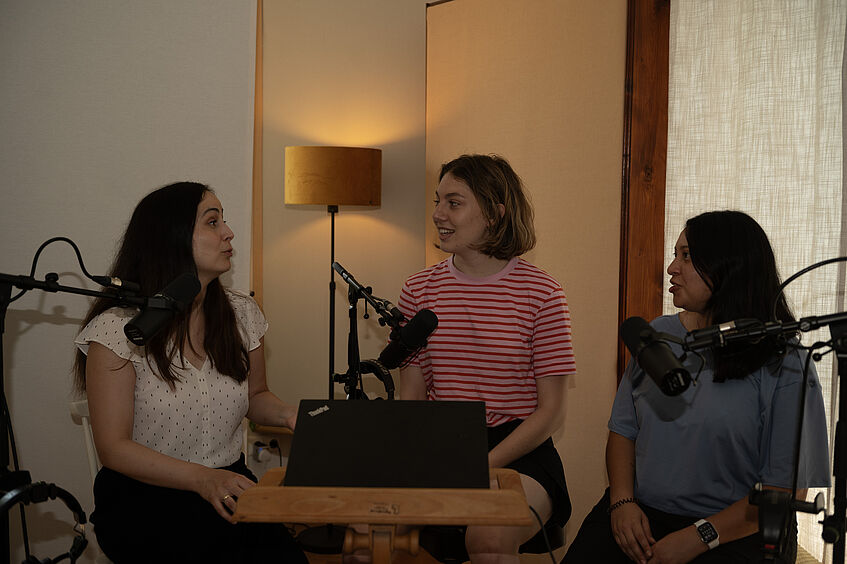 Photo from recording showing Agnes, Catharina and Shara