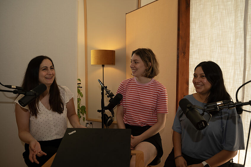 Photo from recording showing Agnes, Catharina and Shara