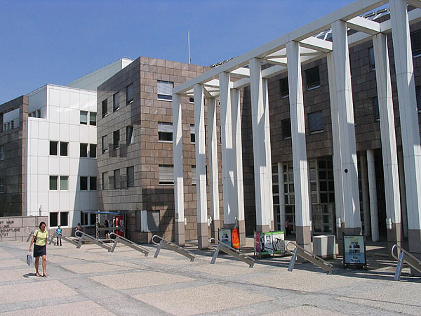 Image showing the main entrance of the Pharmaziezentrum building in 9th district
